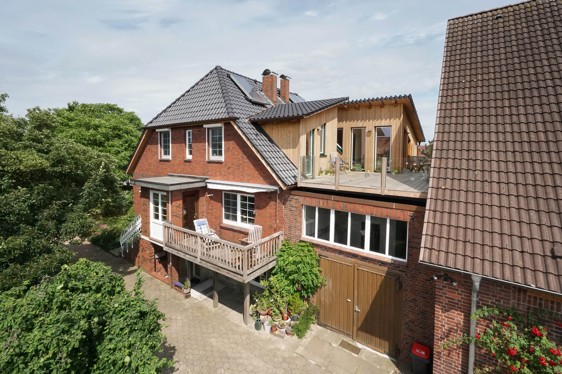 Foto Ryan Baugestaltung Anbau Francop aussenansicht zweifamilienhaus mit großer Dachterrasse