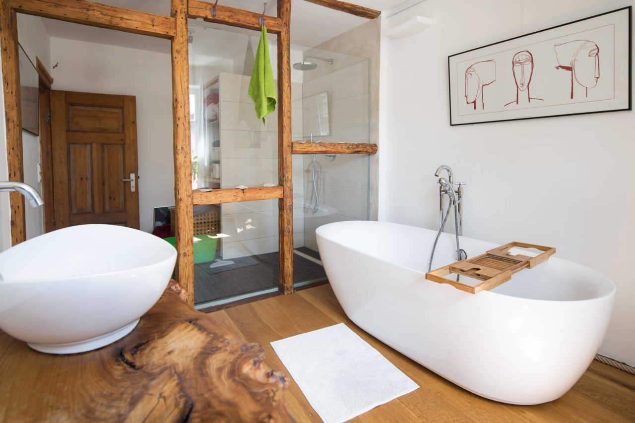 Foto Fachwerkhaus Lüneburg von Ryan Baugestaltung modernes Badezimmer mit Dusche, Badewanne und Waschbecken
