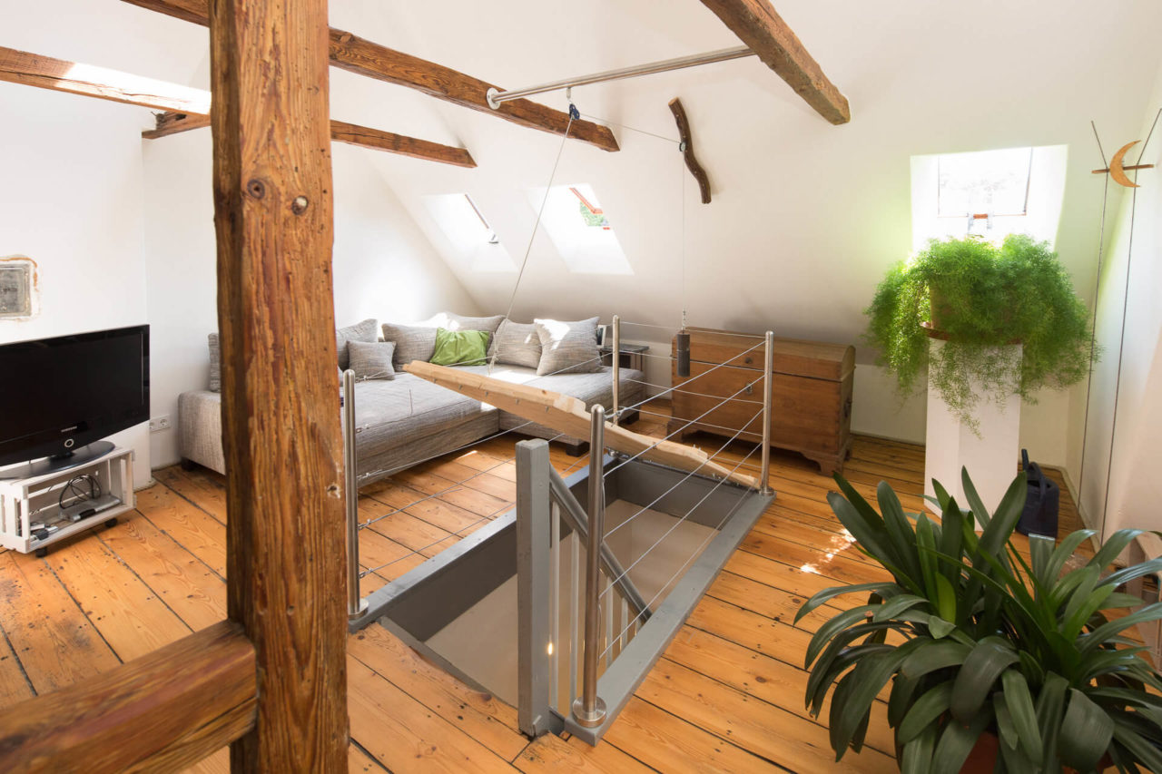 Foto Fachwerkhaus Lüneburg von Ryan Baugestaltung Hamburg zeigt Wohnloft mit originalem Parkettboden und modernen Möbeln