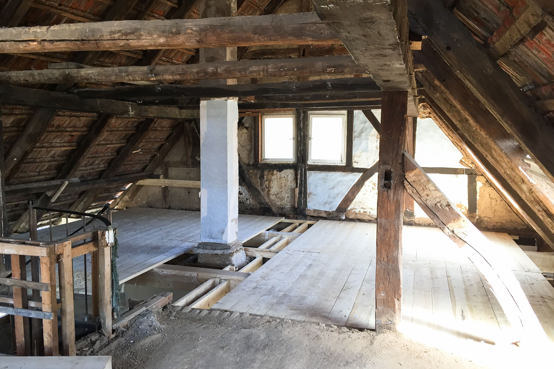 Foto Ryan Baugestaltung Fachwerkhaus Goettingen Baustelle Dachstuhl mit Holzbalken