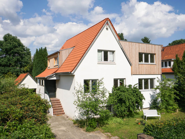 Foto Ryan Baugestaltung Anbau Volksdorf komplett saniertes Haus mit modernem Holzanbau