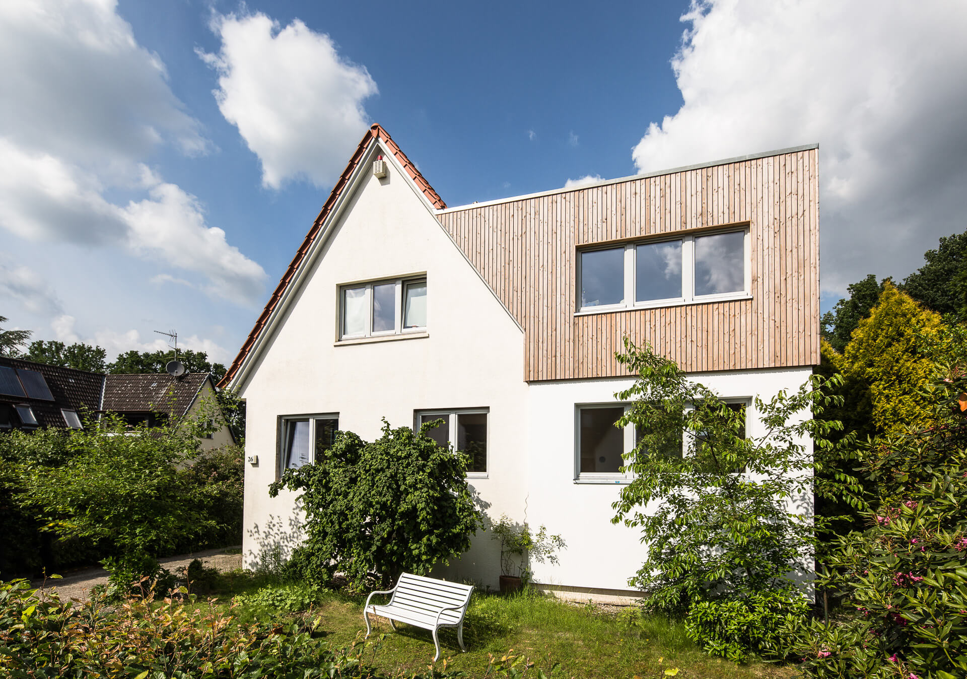 Foto Ryan Baugestaltung Anbau Volksdorf Außenansicht saniertes Haus mit Holzanbau
