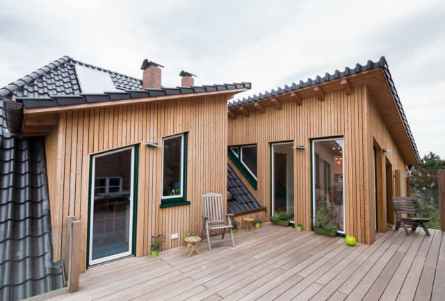 Foto Ryan Baugestaltung Anbau Francop Edelholzterrasse mit grossen Fenstern