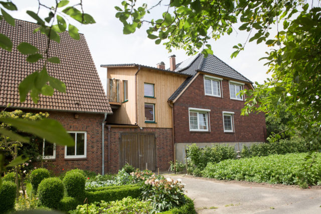 Foto Ryan Baugestaltung Anbau Francop aussenansicht saniertes Zweifamilienhaus mit Anbau