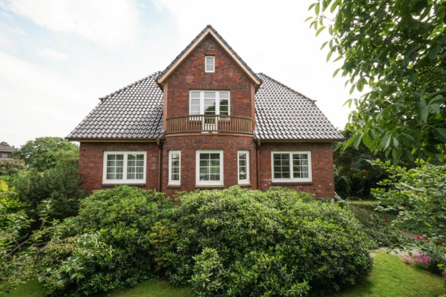 Foto Ryan Baugestaltung Anbau Francop Rueckansicht Backsteinhaus mit Giebel