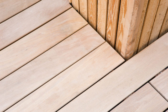 Bild Ryan Baugestaltung zeigt Holzverarbeitung im Aussenbereich bei der Bauplanung
