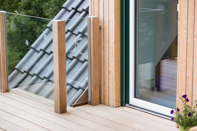 Foto Ryan Baugestaltung Anbau Francop Edelholzterrasse mit modernem Glasgelaender