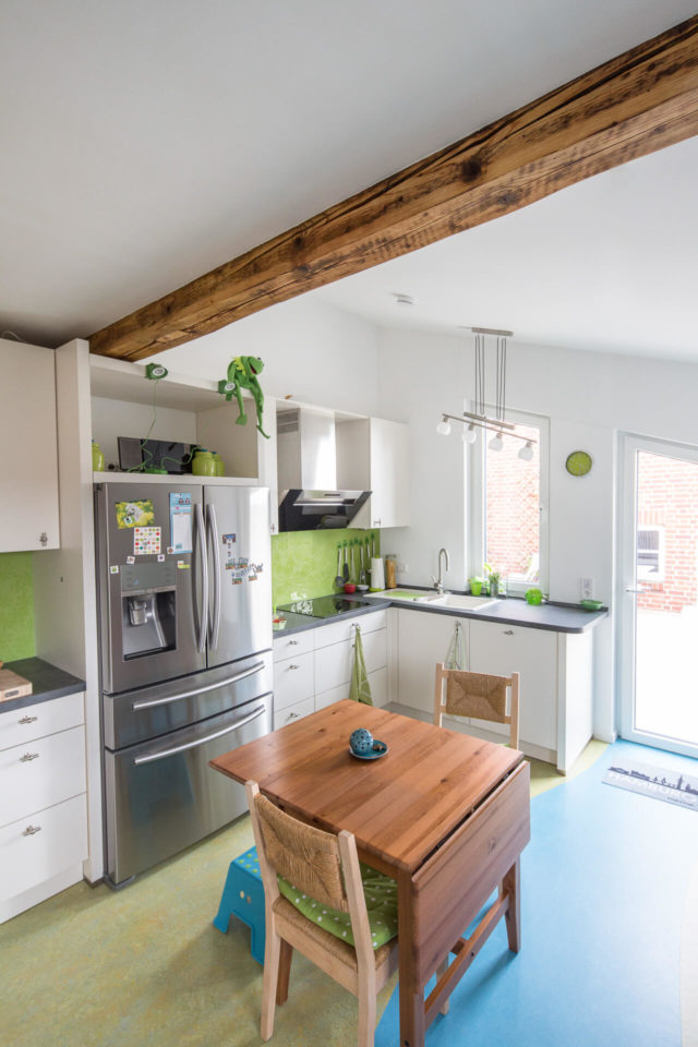 Foto Ryan Baugestaltung Anbau-Francop moderne Wohnkueche mit grossem Kuehlschrank und Tisch