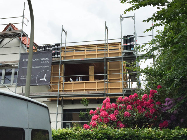 Foto von pablo baugestaltung zeigt die Bauphase vom Projekt Volksdorf Hamburg mit Baugeruest