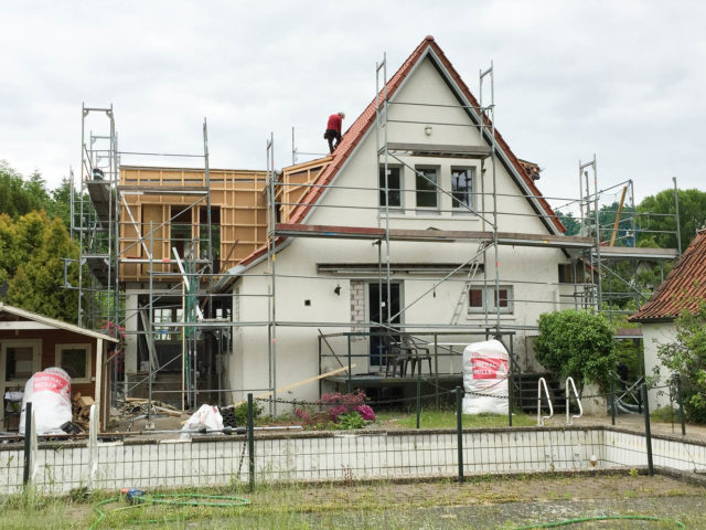 Foto von pablo baugestaltung zeigt die Vorderansicht des Anbaues Volksdorf Hamburg mit Baugeruest