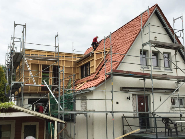 Foto von pablo baugestaltung den anbau des Projektes Volksdorf Hamburg mit Baugeruest