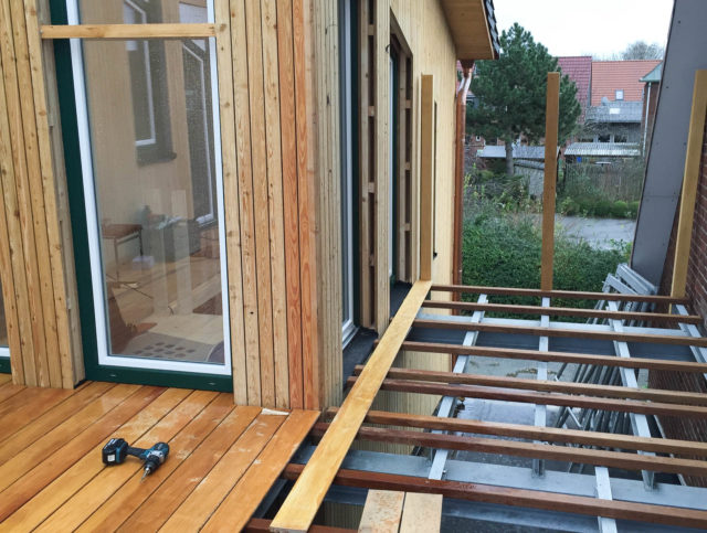 Foto Pablo Baugestaltung zeigt die Bauphase der Holzterrasse in Hamburg