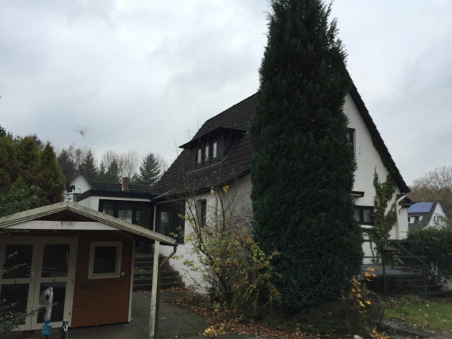 Bild von Ryan Baugestaltung zeigt Familienhaus Vorderansicht in Volksdorf Hamburg vor dem Umbau