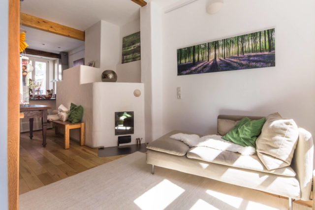 Foto Wohnzimmer Fachwerkhaus Lüneburg von Ryan Baugestaltung Hamburg mit Ofen, Sofa und Sitzecke