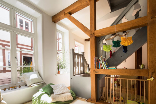Innenansicht Fachwerkhaus Lüneburg von Ryan Baugestaltung mit alter Holztreppe und modernisiertem Inneneinrichtungskonzept