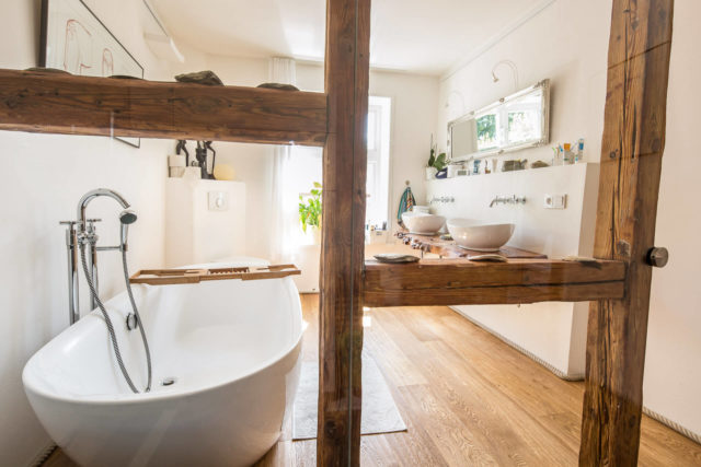 Foto Fachwerkhaus Lüneburg von Ryan Baugestaltung Innenansicht modernes Badezimmer mit freistehender Badewanne