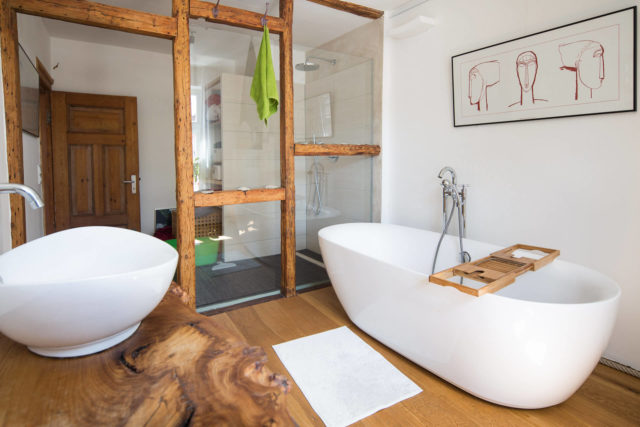Foto Fachwerkhaus Lüneburg von Ryan Baugestaltung modernes Badezimmer mit Dusche, Badewanne und Waschbecken