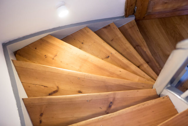 Foto Fachwerkhaus Lüneburg von Ryan Baugestaltung Ansicht Holztreppe mit weissen Waende