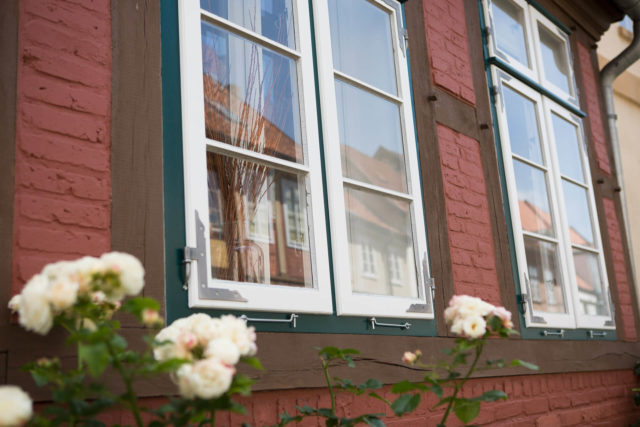 Foto aussenansicht Fachwerkhaus Lüneburg von Ryan Baugestaltung mit roter Backsteinwand mit fenstern