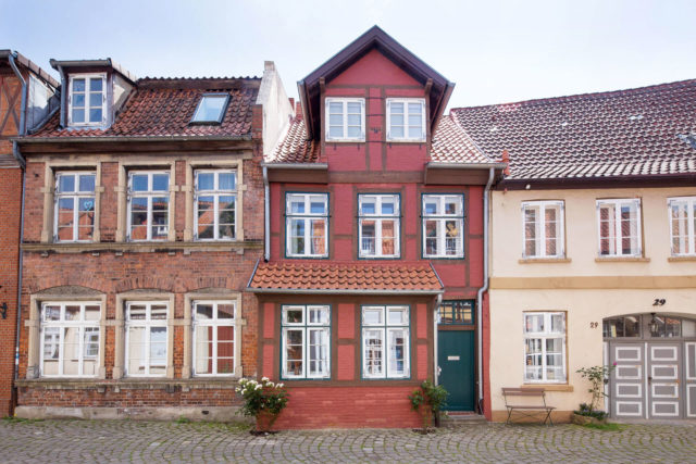 Foto aussen Fachwerkhaus Lüneburg von Ryan Baugestaltung in rot gestrichenem Backstein und braunen Balken