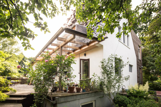 Foto Ryan Baugestaltung Anbau Volksdorf Außenansicht mit Terrasse mit Überdachung