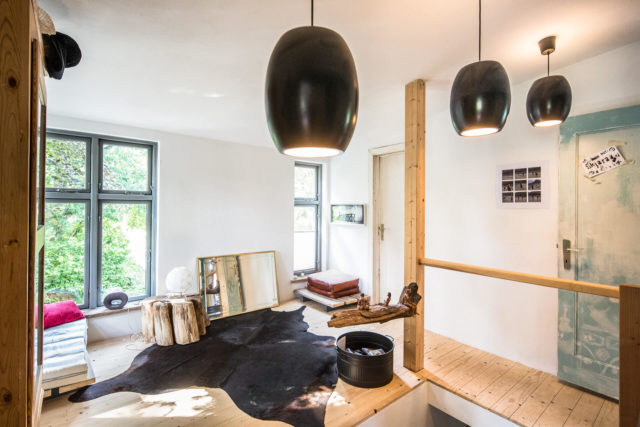 Foto Ryan Baugestaltung Anbau Volksdorf Innenansicht mit großen Fenstern und Dielenboden