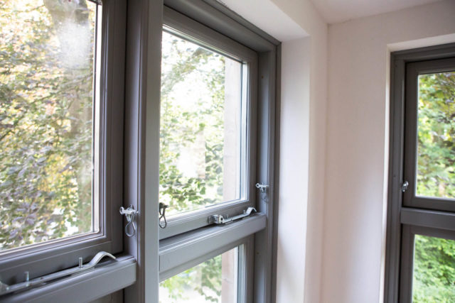 Foto Ryan Baugestaltung Anbau Volksdorf Innenansicht moderne Fenster mit Metallverschluessen