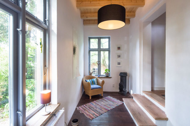 Foto Ryan Baugestaltung Anbau Volksdorf Innenansicht zeigt Flur mit Sessel und Holzboden