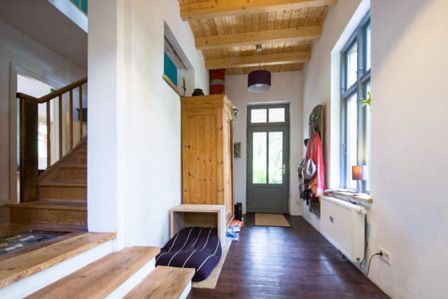 Foto Ryan Baugestaltung Anbau Volksdorf Innenansicht Flur und Eingangsbereich mit Holztreppe