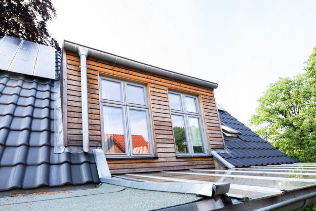 Foto Ryan Baugestaltung Anbau Volksdorf Holzgiebel mit modernen Fenstern