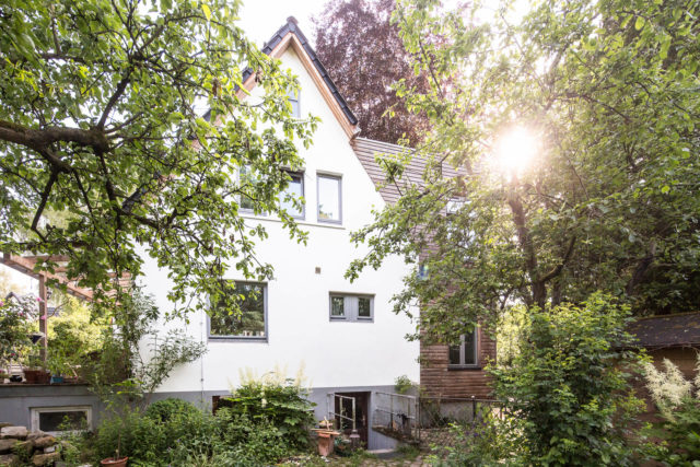 Foto Ryan Baugestaltung Anbau Volksdorf Vorderansicht saniertes Haus mit modernem Holzanbau