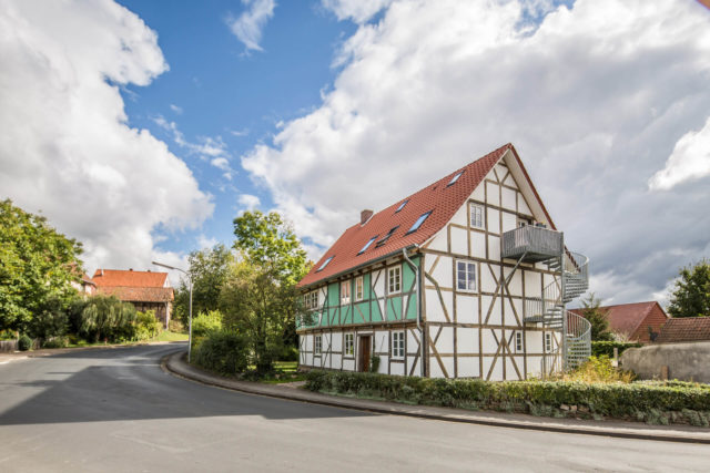 Foto Ryan Baugestaltung Fachwerkhaus Goettingen aussenansicht Fachwerkhaus an der Strasse