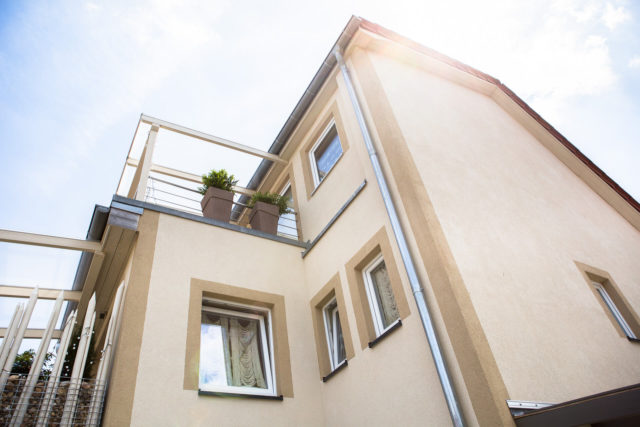 Foto Ryan Baugestaltung Appartmenthaus Lueneburg aussen mit vielen Fenstern und Balkon