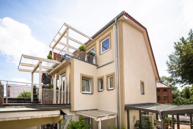 Foto Ryan Baugestaltung Appartmenthaus Lueneburg Aussenansicht mit Balkon und moderner Terrasse
