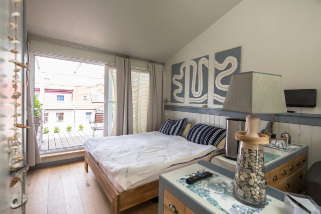 Foto Ryan Baugestaltung Appartmenthaus Lueneburg Schlafzimmer mit großer Terrasse im Hintergrund