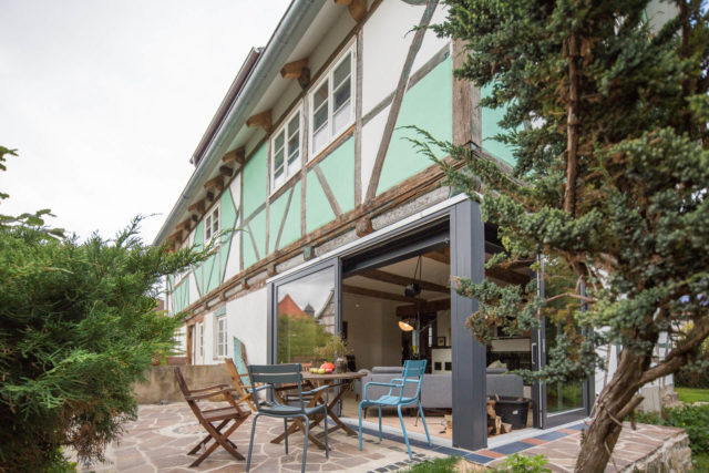 Foto Ryan Baugestaltung Fachwerkhaus Goettingen aussenansicht saniertes Fachwerk mit moderner Terrasse