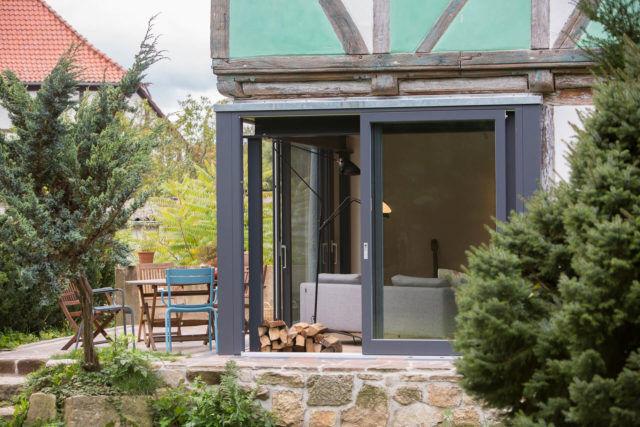 Foto Ryan Baugestaltung Fachwerkhaus Goettingen Aussenansicht mit Terrasse und Garten