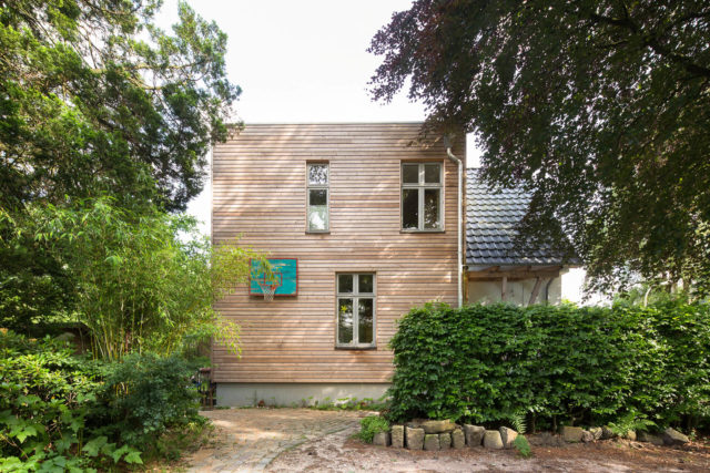 Vorderansicht Ryan Baugestaltung Anbau Volksdorf mit Fenstern und Basketballkorb