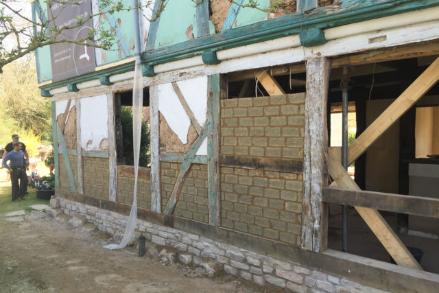 Foto Baustelle Ryan Baugestaltung Fachwerkhaus Goettingen mit Balken und Kalksteinen