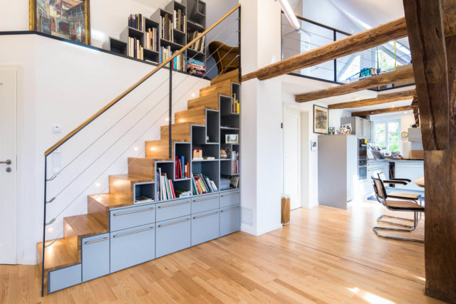 Foto Ryan Baugestaltung Fachwerkhaus Goettingen maisonette mit moderner Treppe und Holzbalken
