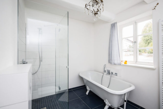 Bild Ryan Baugestaltung zeigt modernes Badezimmer in Goettingen mit wundervollen Kalkverarbeitung