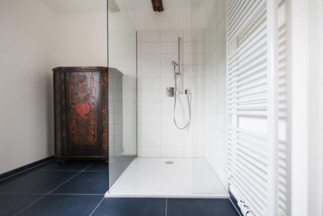 Foto Ryan Baugestaltung Fachwerkhaus Goettingen Badezimmer mit moderner offener Dusche