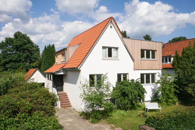 Foto Ryan Baugestaltung Anbau Volksdorf komplett saniertes Haus mit modernem Holzanbau