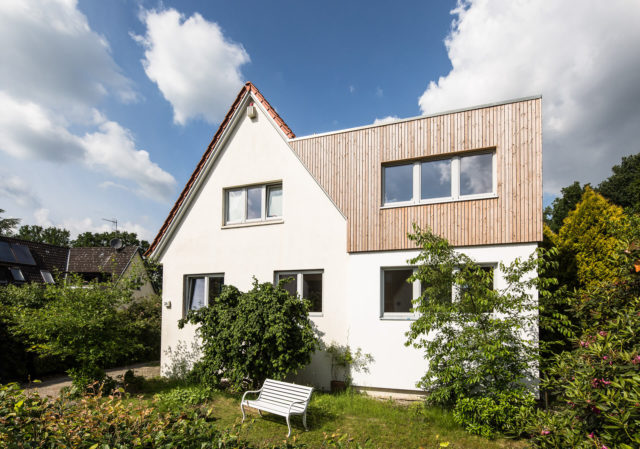 Foto Ryan Baugestaltung Anbau Volksdorf Außenansicht saniertes Haus mit Holzanbau