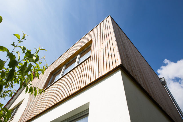 Außenansicht vom Ryan Baugestaltung Anbau Volksdorf mit modernem Holzanbau