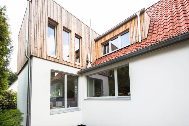 Foto Ryan Baugestaltung Anbau Volksdorf mit modernem Holzanbau und großen Fenstern